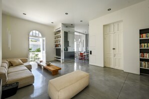 3 bedrooms, free WiFi - Modern & Bright 3BR apt with 2Balconies (Tel Aviv)