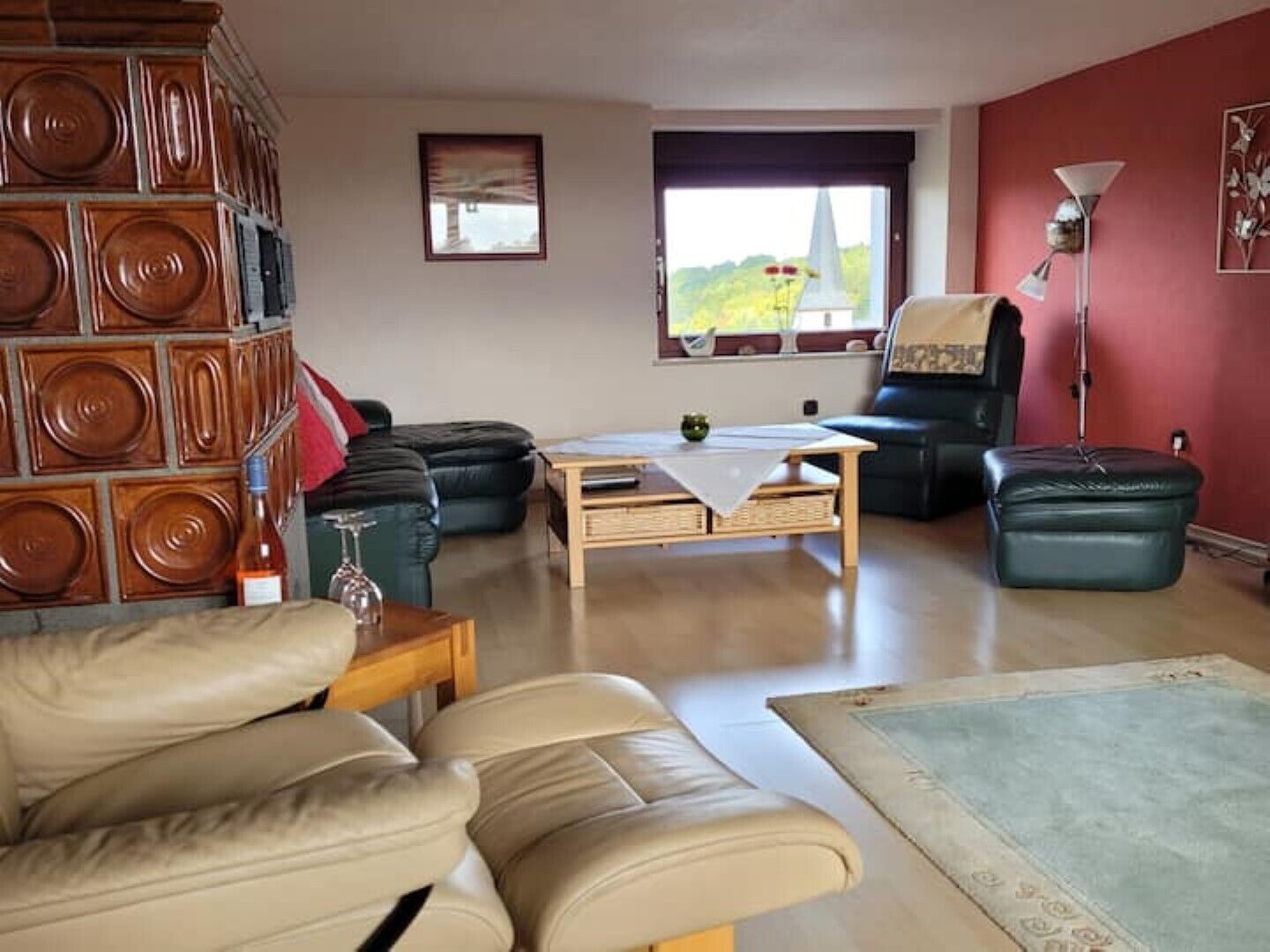 Télévision, cheminée, lecteur de DVD, livres