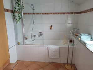 Doccia, asciugacapelli, asciugamani, sapone