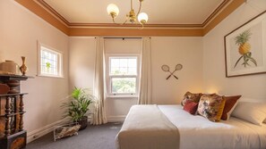 5 bedrooms, iron/ironing board, WiFi, bed sheets