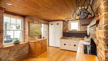 Mikroaaltouuni, uuni, liesi, astianpesukone