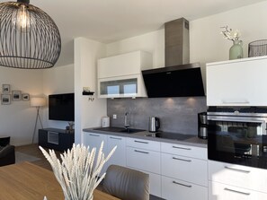 Townhome | Private kitchen | Fridge, microwave, oven, stovetop - Diemelblick 12 - LENI (Diemelsee)