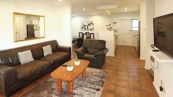 Familiehus | Oppholdsområde | En 51-tommers Flatskjerm-TV med kabel-kanaler samt peis