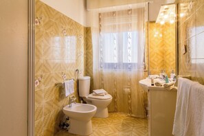 Family Villa, Multiple Bedrooms (Villa With Volcano View) | Bathroom - Villa With Volcano View (Zafferana Etnea)