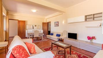 Family Villa, Multiple Bedrooms (Villa With Volcano View) | Living area