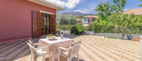 Familievilla, flere soverom (Villa With Volcano View) | Utendørsservering