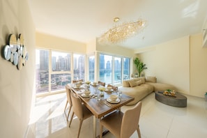 Comfort-Apartment | Wohnbereich | 55-Zoll-Smart-TV mit Kabelempfang, Fernseher