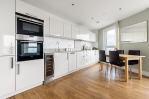 Appartement | Cuisine privée | Réfrigérateur, micro-ondes, four, plaque de cuisson