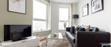 Leilighet | Oppholdsområde | En 32-tommers TV med kabel-kanaler samt Netflix og strømmetjenester