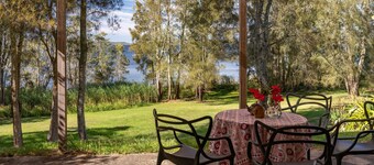 Chill Out - couples retreat on the lake - short drive to Seal Rocks
