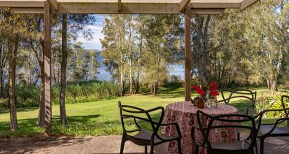 Chill Out - couples retreat on the lake - short drive to Seal Rocks