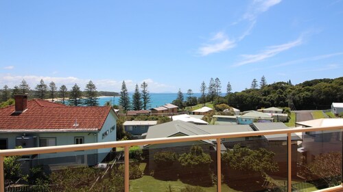 Hooke House - short stroll to the patrolled Black Head Beach