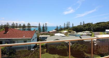 Hooke House - short stroll to the patrolled Black Head Beach