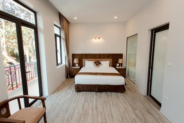 Pillow-top beds, desk, laptop workspace, soundproofing - Korea Bac Giang Hotel (Bac Giang)