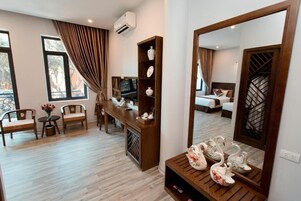 Deluxe Quadruple Room | Pillowtop beds, desk, laptop workspace, soundproofing