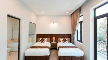 Habitació doble o amb dos llits individuals Deluxe | Matalassos amb encoixinament addicional i escriptori