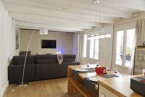 Dining - Ecrin à Bijoux - Central and Charming apartment with A/C in historical property (Paris)