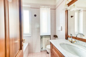Shower, hair dryer, bidet, towels