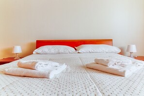 1 dormitorio y tabla de planchar con plancha