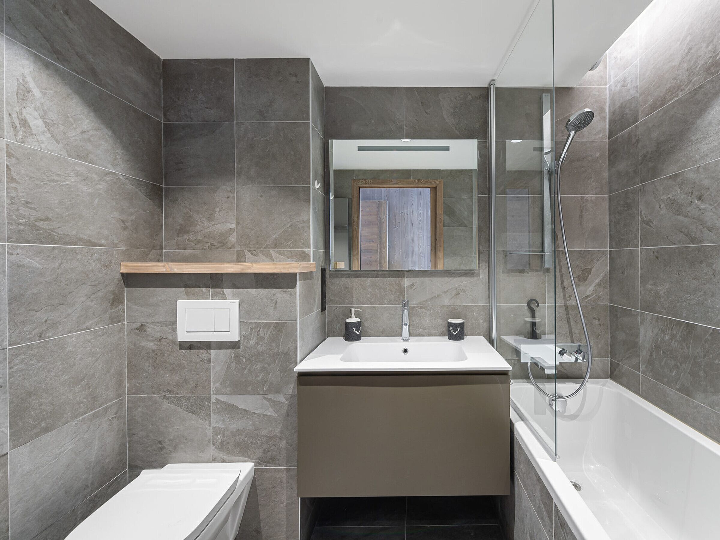 Une salle de bain moderne avec une baignoire, une douche et un lavabo.