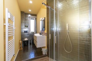 Een douche, een haardroger, een bidet