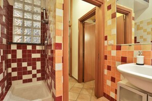 Bathtub, bidet