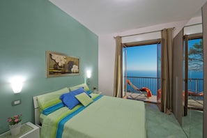 2 makuuhuonetta, työpöytä, silitysrauta/-lauta, ilmainen Wi-Fi