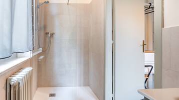 Doccia, asciugacapelli, bidet