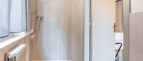 Douche, sĂšche-cheveux, bidet