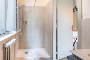 Douche, sĂšche-cheveux, bidet