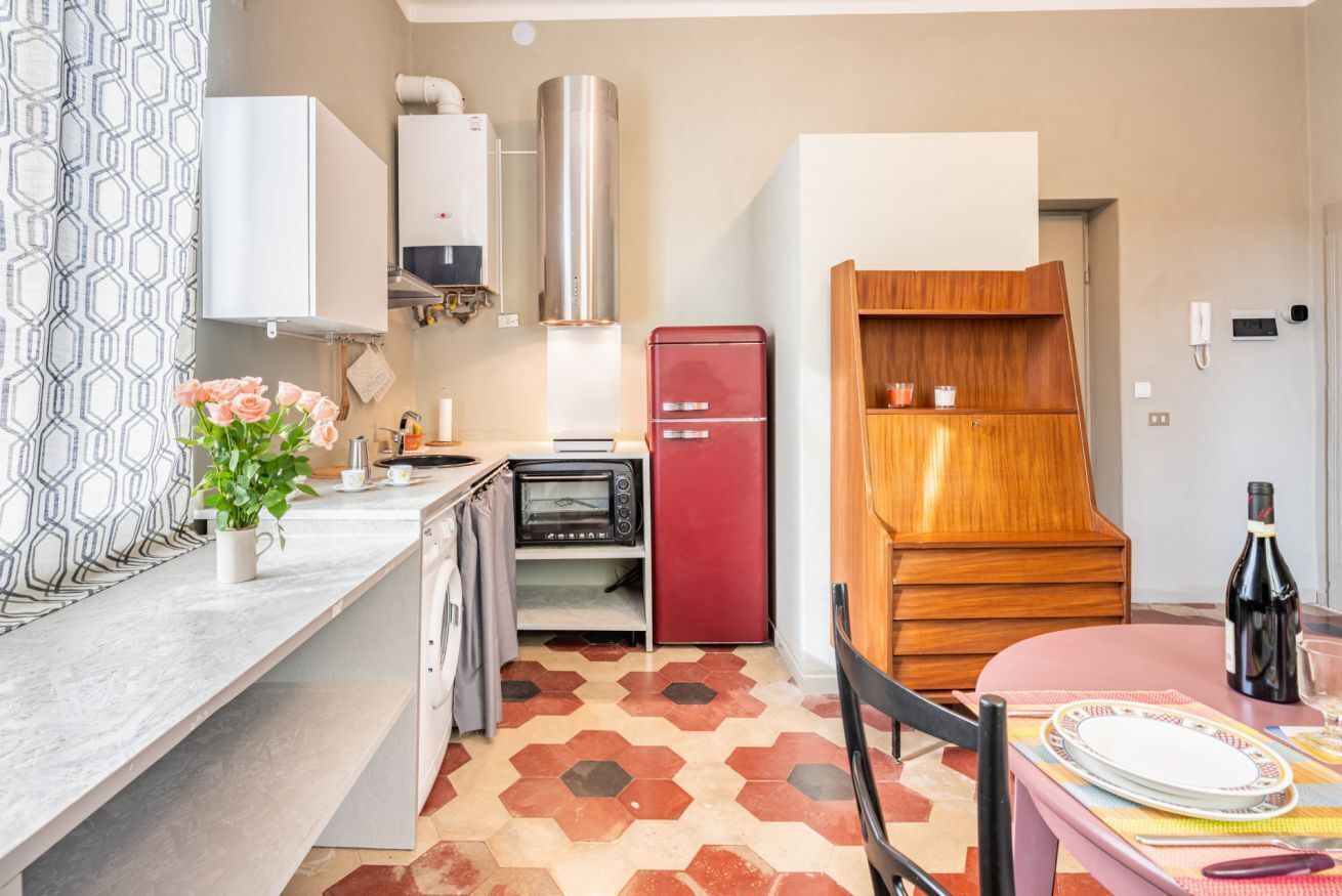 Frigorifero, forno, piano cottura, pentole/stoviglie/utensili