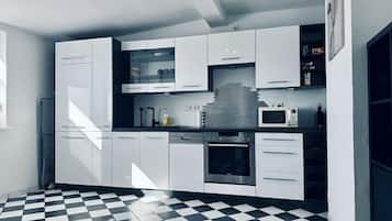 Frigorifero, microonde, forno, piano cottura