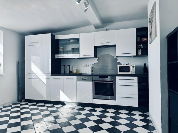Kühlschrank, Mikrowelle, Ofen, Herdplatte
