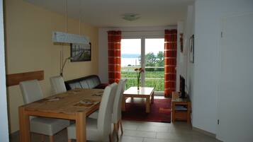 Televisor, futbolí, taula de tennis de taula i llibres