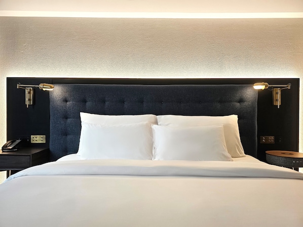 Premium bedding, down comforters, pillowtop beds, minibar - Public House Bangkok, a Member of Design Hotels (Bangkok)