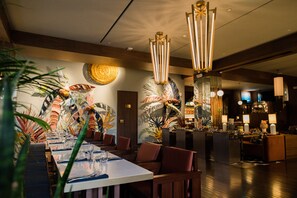Restaurant - Public House Bangkok, a Member of Design Hotels (Bangkok)