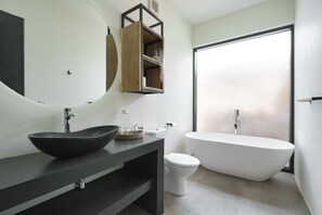 独立的浴缸和淋浴、免费洗浴用品、吹风机、毛巾