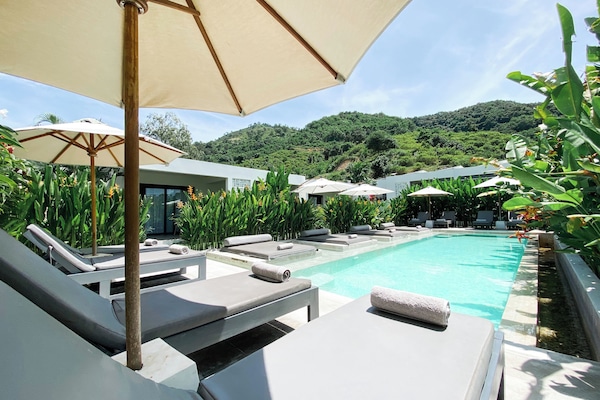 Piscina externa, funciona das 8h às 21h, espreguiçadeiras