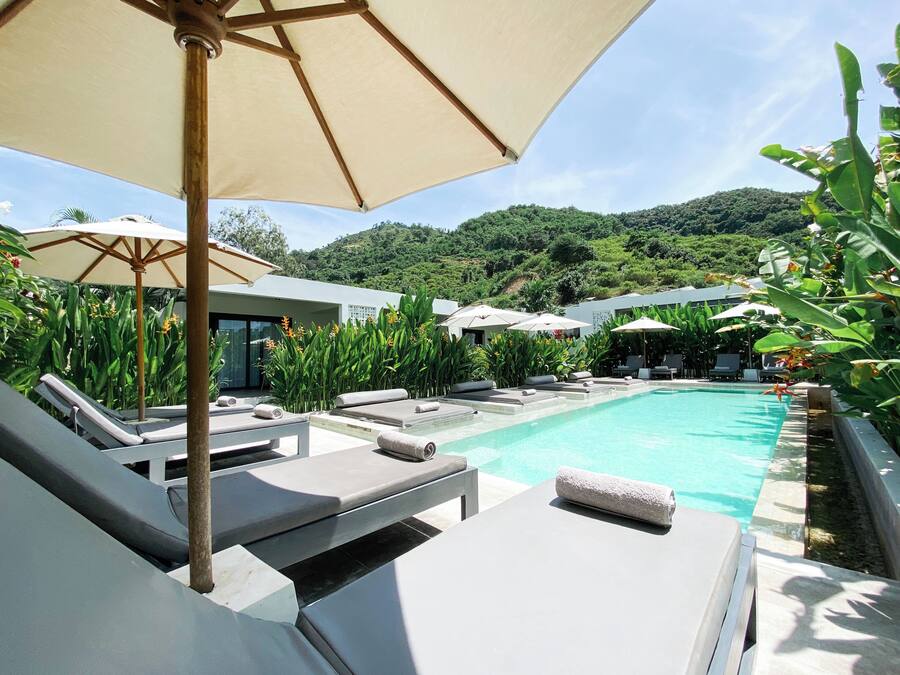 Piscina externa, funciona das 8h às 21h, espreguiçadeiras