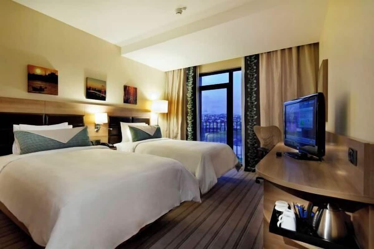 Hochwertige Bettwaren, Minibar, Zimmersafe, Schreibtisch