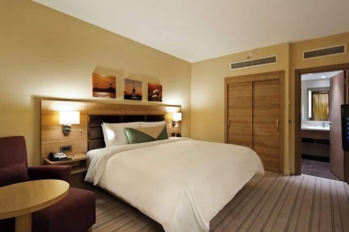 Hochwertige Bettwaren, Minibar, Zimmersafe, Schreibtisch