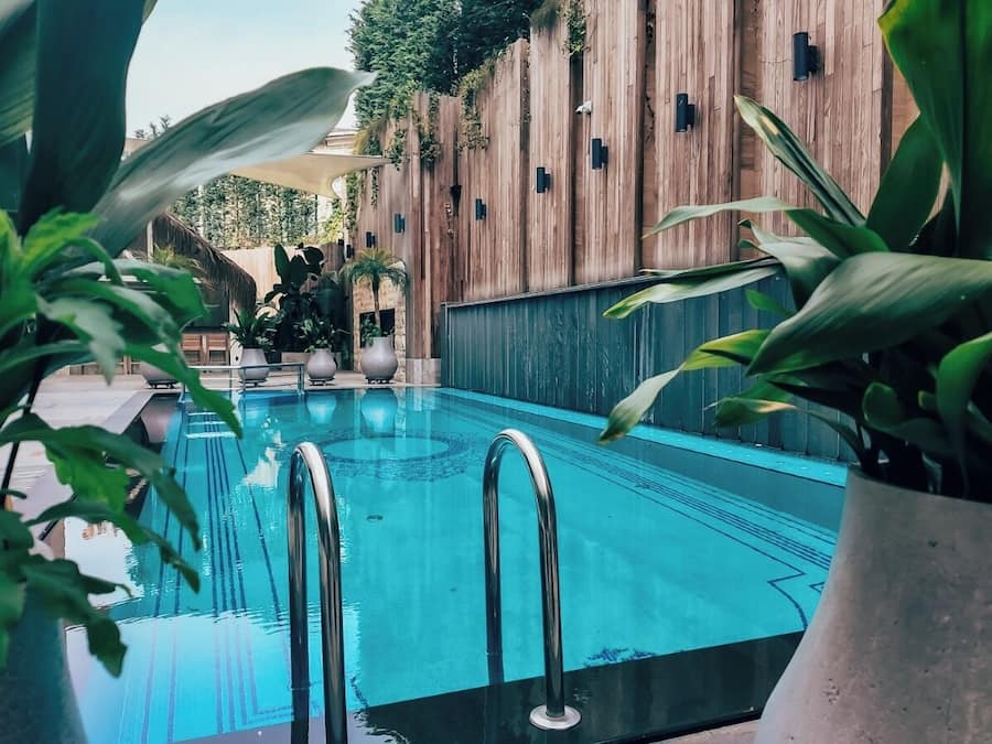 En säsongsöppen utomhuspool