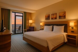 King Room with Balcony | Hochwertige Bettwaren, Minibar, Zimmersafe, Schreibtisch