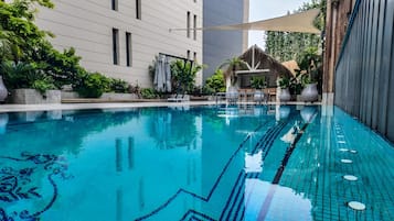 Una piscina al aire libre de temporada