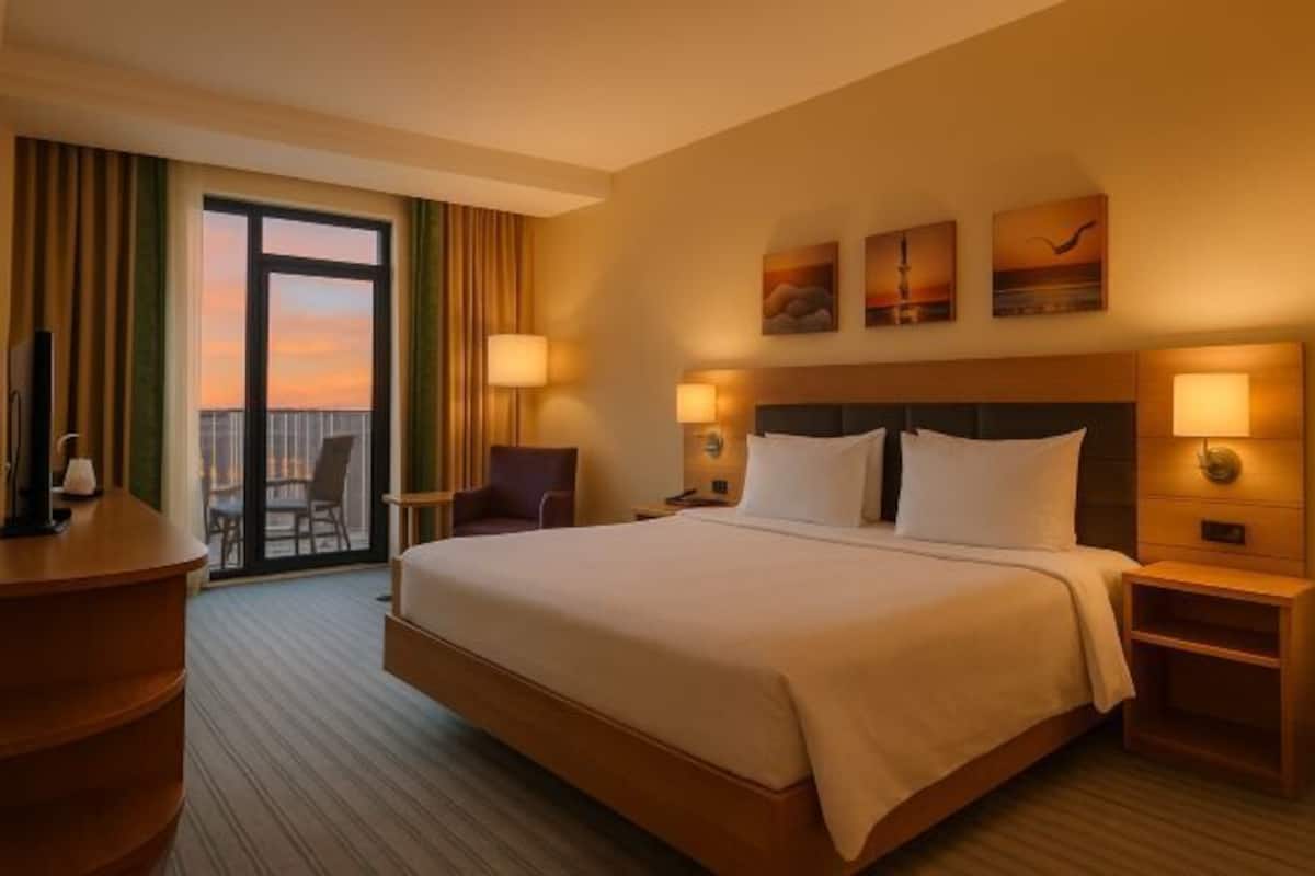 Hochwertige Bettwaren, Minibar, Zimmersafe, Schreibtisch