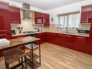 Cottage | Privékeuken | Een koelkast, een vaatwasser, een waterkoker, een broodrooster