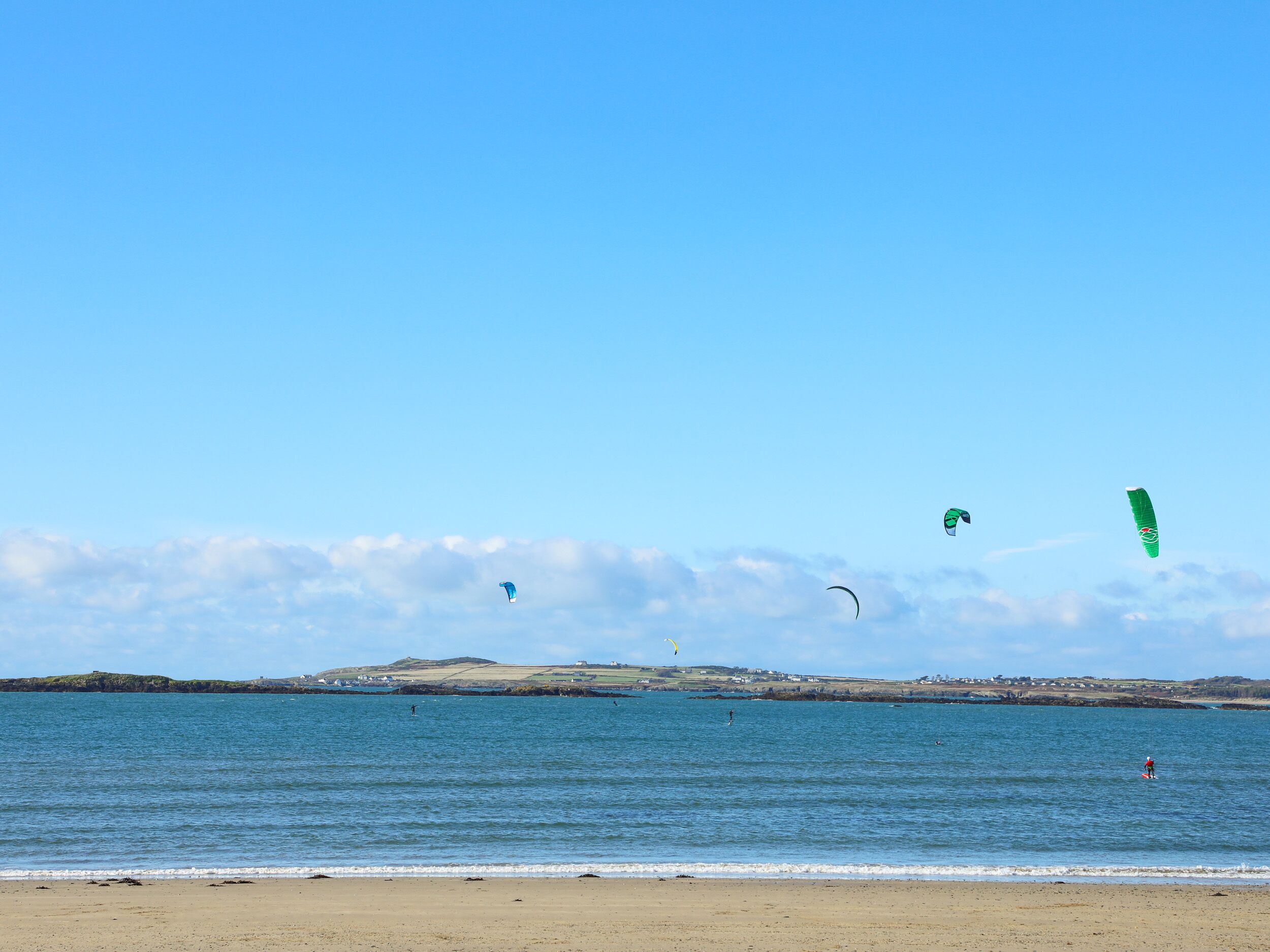 Una platja amb cel blau i mar tranquil·la.