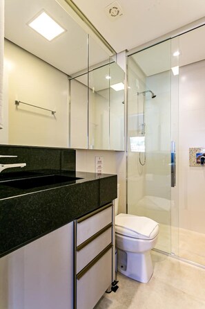 Bruser, hårtørrer, håndklæder, Toiletpapir