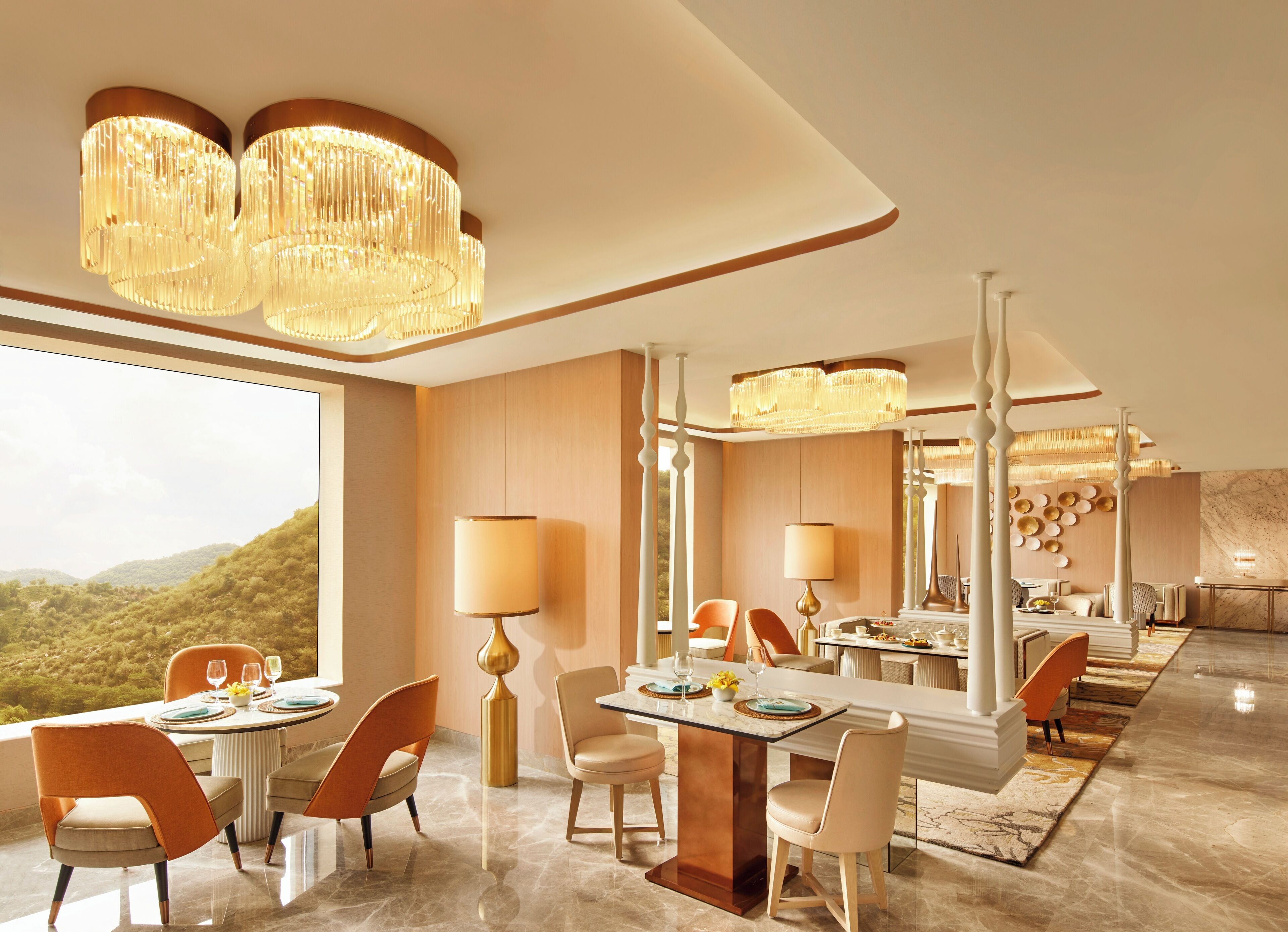 Uma sala de jantar moderna com uma mesa longa, várias cadeiras e elegantes lustres.