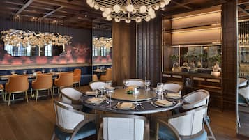 2 restaurantes, se sirven desayunos, comidas y cocina internacional